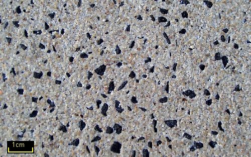 Sandstrahleffekt Weissbeton mit Basalteinstreu 35